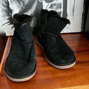 Kookaburra by Ugg black suede boots